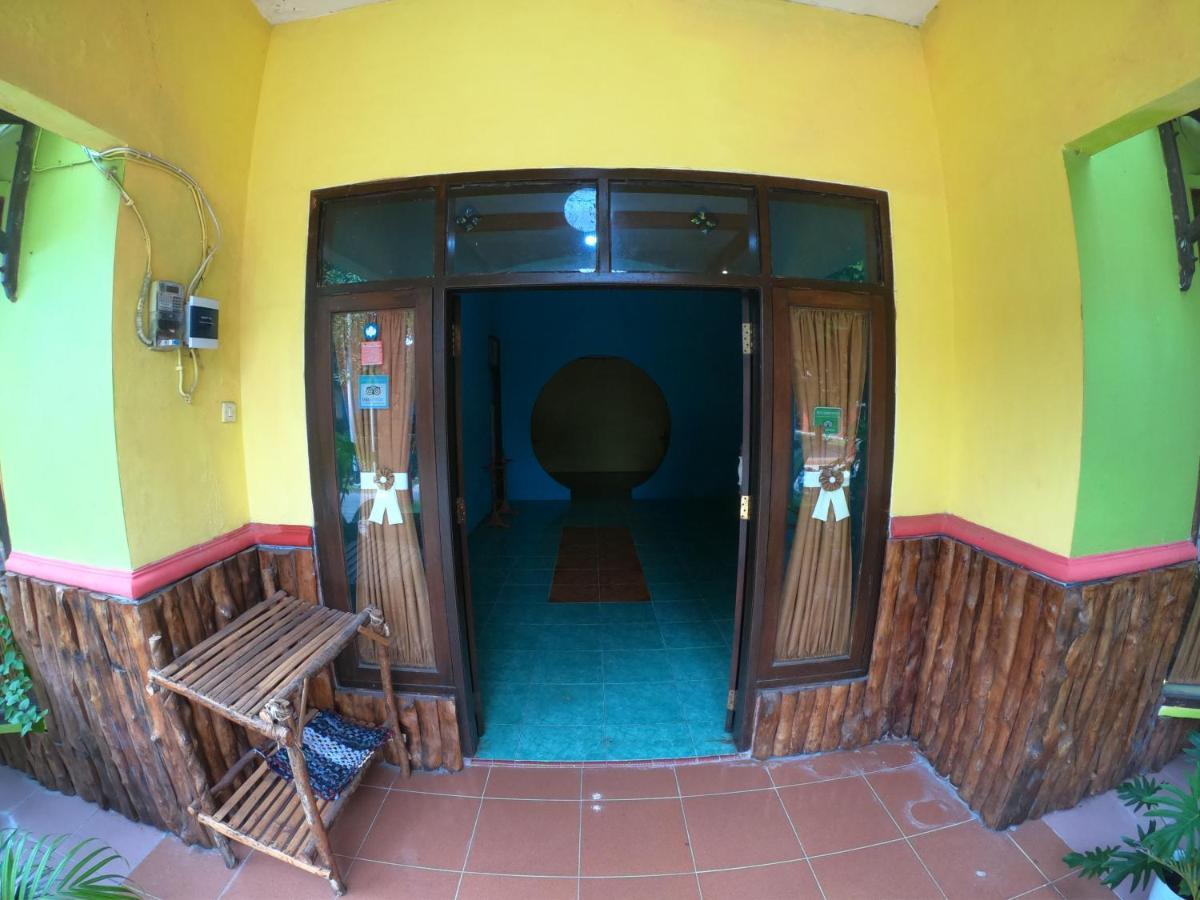 Owl Hostel Karimunjawa Exterior photo